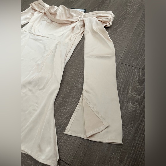 PrettyLittleThing Champagne satin pleat detail Berteau flared sleeve shift dress - Picture 5 of 11